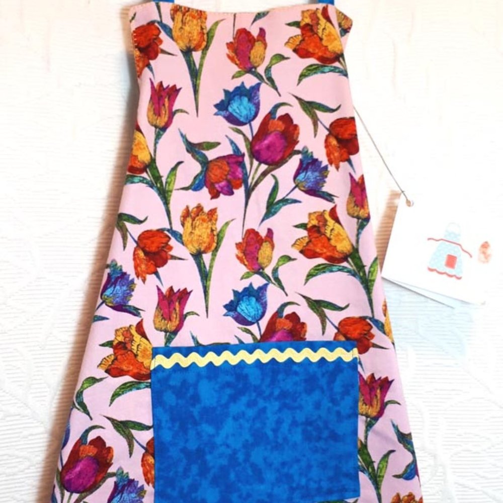 "Tulips" toddler apron. Handmade. Front pocket. Size 2-4yrs.